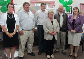 L¿honorable Gail Shea, ministre des Pêches et des Océans ainsi que le député de Nouveau¬-Brunswick-Sud-Ouest, John Williamson, en compagnie de représentants et de membres locaux de l¿administration portuaire de Gran Manan pour célébrer la fin de l¿important projet de réaménagement du port de Seal Cove, au Nouveau-Brunswick.