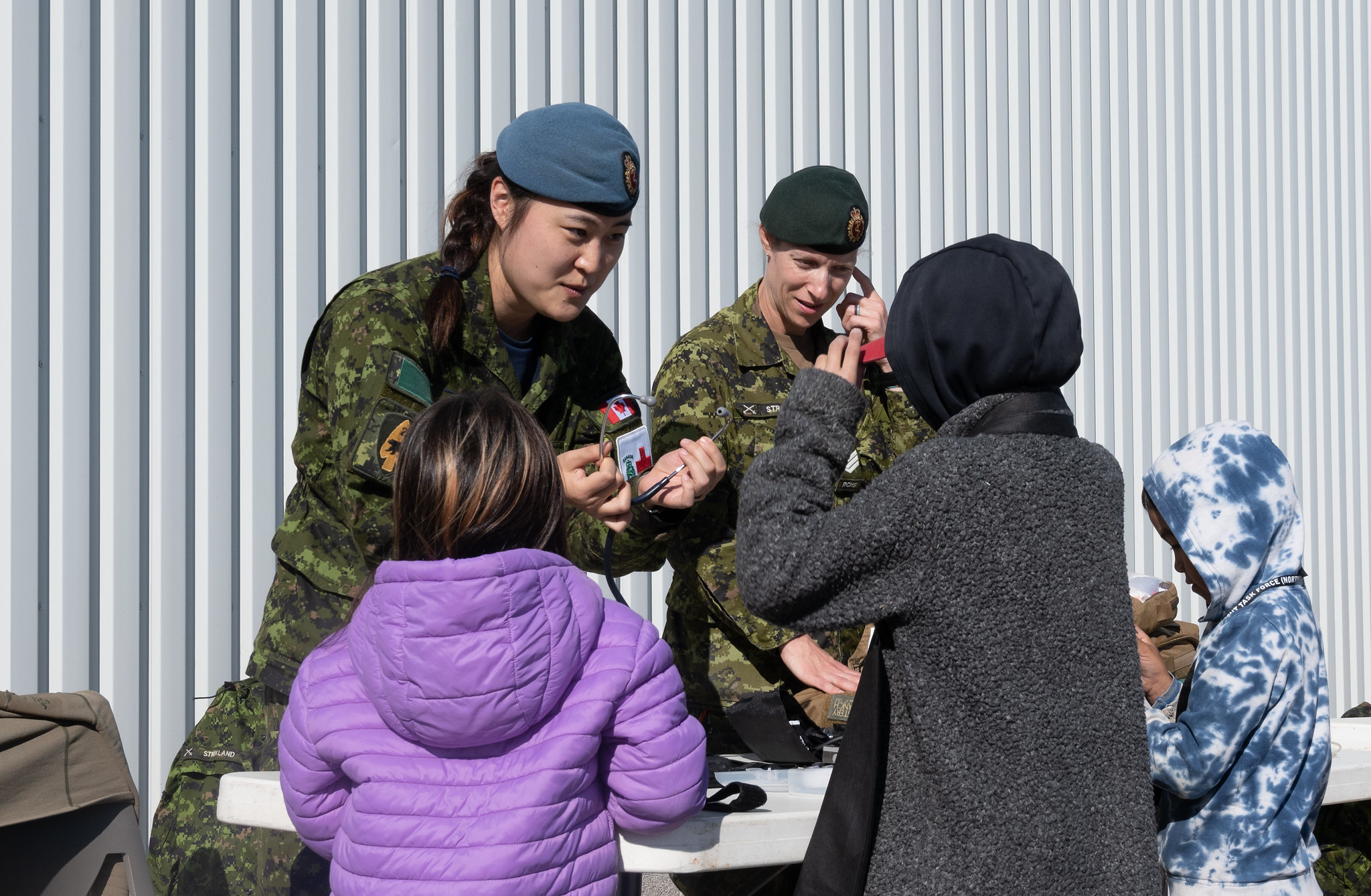 Captain Han shows medical equipment to members of the public during Operation NANOOK-NUNAKPUT in Cambridge Bay, Nunavut on 23 August 2022.