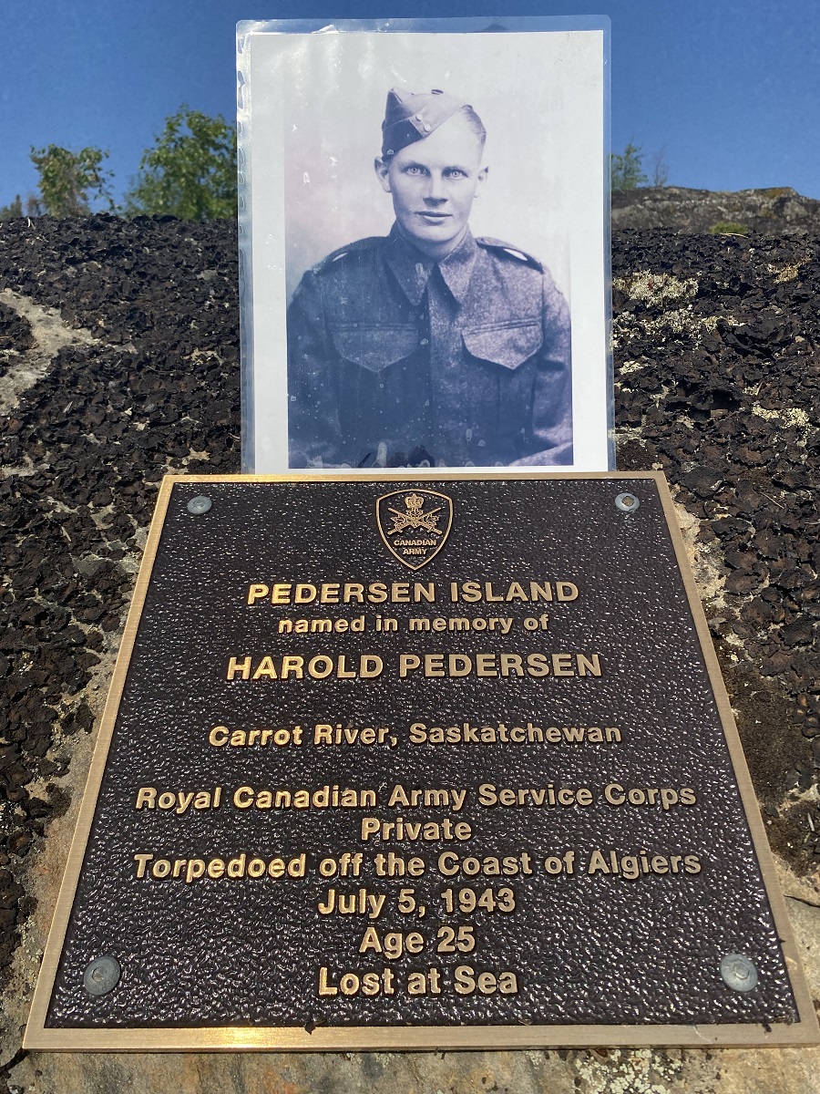 Un Ranger Canadien De La C.-B. Visite L’endroit Où A été Installée Une ...