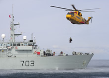 Prince Rupert (Colombie-Britannique). 30 avril 2013 – Un hélicoptère CH-149 Cormorant de l'Aviation royale canadienne est en vol stationnaire au-dessus du pont du NCSM EDMONTON tandis que des techniciens en recherche et sauvetage (SAR) sont hissés à bord de l’appareil, dans le cadre d’un exercice SAR. (Photo par Soldat Dan Moore, 19e Escadre Comox)