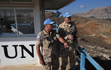 Plateau du Golan, 15 novembre 2008 – Le capitaine Doug Levandier (gauche), chef du Groupe d’observateurs au Golan (OGG) et officier de liaison entre l’OGG Tiberias et la Force des Nations Unies chargée d’observer le désengagement (FNUOD) et le Capt Andrew Bailey, observateur militaire des Nations Unies de l’Australie, surveillent leur zone de responsabilité à partir du poste d’observation 51 de la mission de l’Organisation des Nations Unies pour la surveillance de la trêve (ONUST) dans le plateau du Golan.  (Photo prise par le Cplc Robert Bottrill, Caméra de combat des FC)